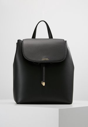 Zaino in pelle nera con chiusura a patta, punta del cordino dorata e manico superiore, marchiato con "Lauren Ralph Lauren" in lettere dorate.