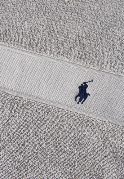 Ανοιχτό γκρι πετσέτα με υφή και υφαντή ταινία που φέρει το λογότυπο ενός παίκτη πόλο με κέντημα σε σκούρο μπλε χρώμα.