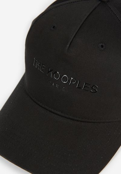 Casquette de baseball noire avec un logo en relief "THE KOOPLES" et "PARIS". Fabriquée en tissu texturé, elle présente une forme structurée et une visière incurvée.