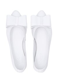Weiße flache Schuhe mit einer großen Schleifenakzent auf der Zehe, aus glattem Leder mit einer spitzen Vorderseite und ausgeschnittenen Seiten. Weiche Innenpolsterung.