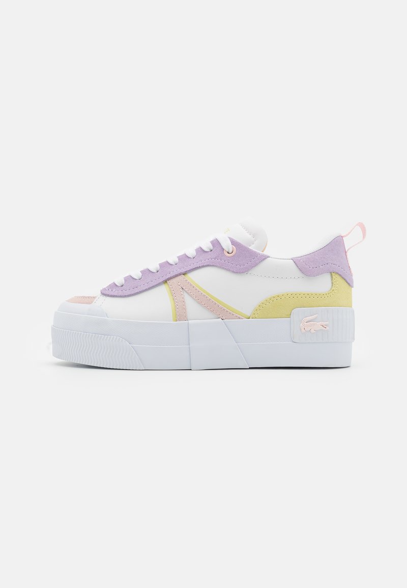 Białe sneakersy z lawendowymi, różowymi i żółtymi akcentami z zamszu, grubą białą platformą oraz naszywką z logo z boku.