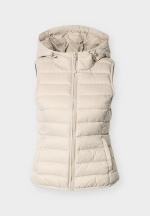 Veste en duvet beige à coupe ajustée, matelassage horizontal et capuche amovible. Elle possède une fermeture éclair frontale et un tissu lisse et texturé.