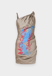 Bežs satīna mini kleita ar savelkamu tekstūru. Priekšpusē ir izceltas zils un sarkans grafiskais uzraksts "Moschino Jeans".
