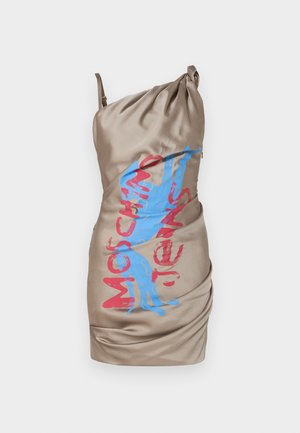 Abito mini in satin beige con texture arricciata. Presenta la scritta grafica blu e rossa "Moschino Jeans" in evidenza sul davanti.