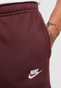 Nike Sportswear CLUB JGGR - Pantalones deportivos - burgundy crush burgundy crush white