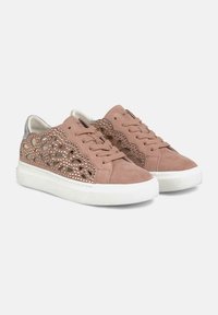 Sneaker in suede rosa con motivi floreali intagliati e dettagli metallici. Presentano una suola in gomma bianca e un dettaglio sul tallone grigio.