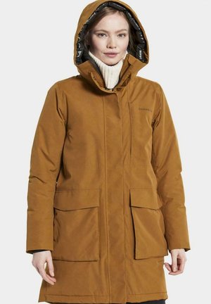 Braune, kapuzenparka Jacke mit zwei Fronttaschen, die eine glatte Textur und einen hohen Kragen aufweist. Das Innenfutter hat eine kontrastierende Farbe.