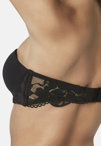 Soutien-gorge noir en tissu lisse et à garniture en dentelle avec un motif floral, bords festonnés détaillés et fermoir ajustable pour un bon maintien.