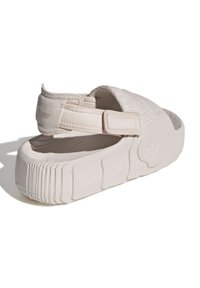 adidas Originals ADILETTE 22 XLG - Sandále na platforme - putty mauve/putty mauve/putty mauve