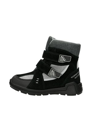 Schwarzer und grauer High-Top-Boot aus Wildleder und Textilmaterial; verfügt über doppelte Velcro-Riemen, strukturierte Akzente und eine Gummisohle.