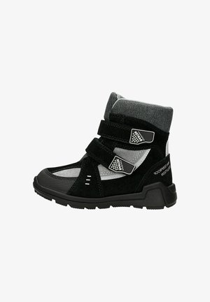 Schwarzer und grauer High-Top-Boot aus Wildleder und Textilmaterial; verfügt über doppelte Velcro-Riemen, strukturierte Akzente und eine Gummisohle.