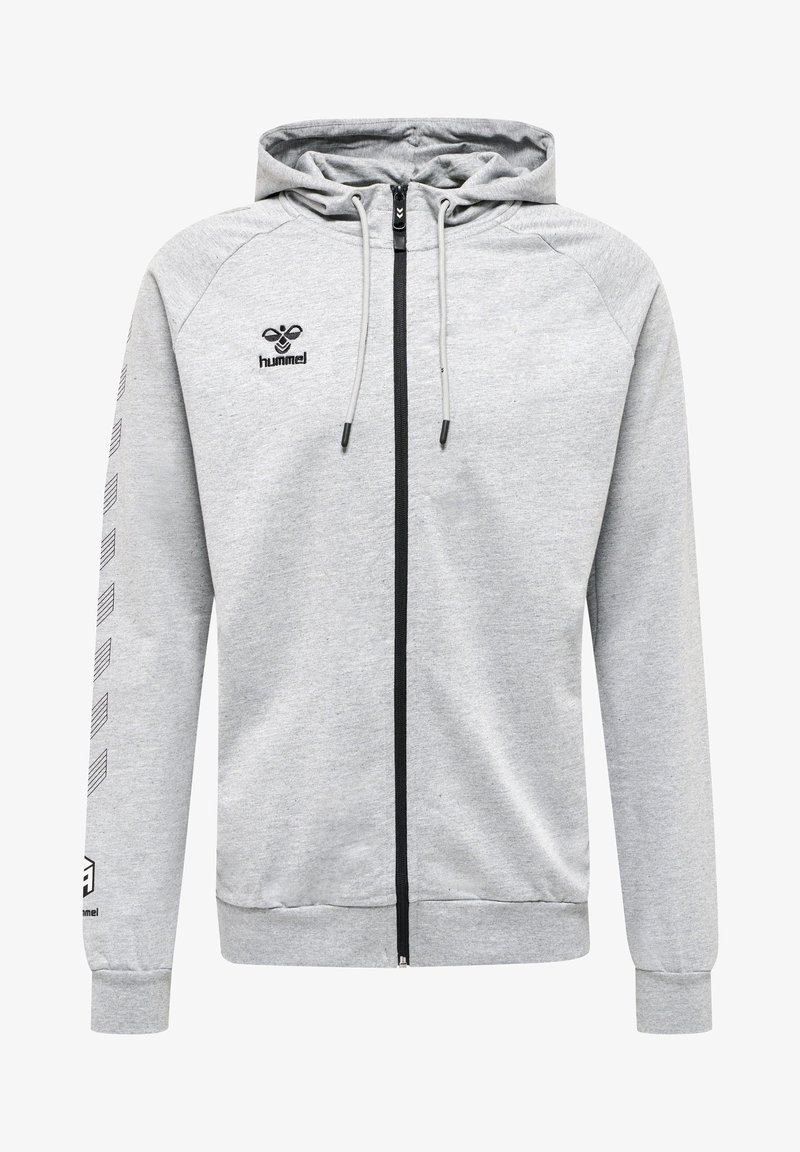 Sweat à zip gris en tissu doux. Présente une fermeture éclair noire, des cordons de serrage et un logo sur la poitrine avec des détails contrastants sur les manches.