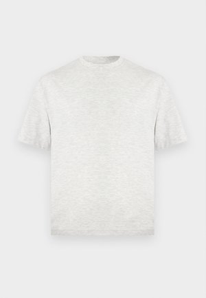 Svetlo siva majica kratkih rokavov z okroglim izrezom in subtilno melirano teksturo, položena ravno na belem ozadju.