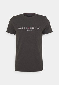 Tmavě šedé bavlněné tričko s krátkým rukávem, kulatým výstřihem a centrálním potiskem v bílé a červené barvě s logem "TOMMY HILFIGER EST. 1985" na přední straně.