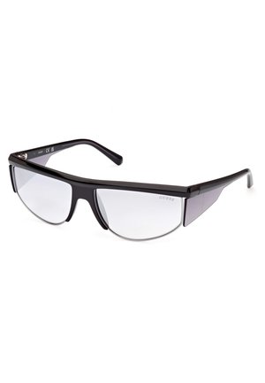 Occhiali da sole con montatura in plastica nera e lenti grigie sfumate di grandi dimensioni. Presentano un design angolare e una stanghetta sottile e elegante.