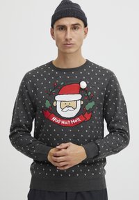 Pull en maille gris avec un graphisme de Santa, un chapeau rouge et le texte "Ho! Ho! Ho!". Présente des détails de motifs blancs et des poignets et un ourlet côtelés.