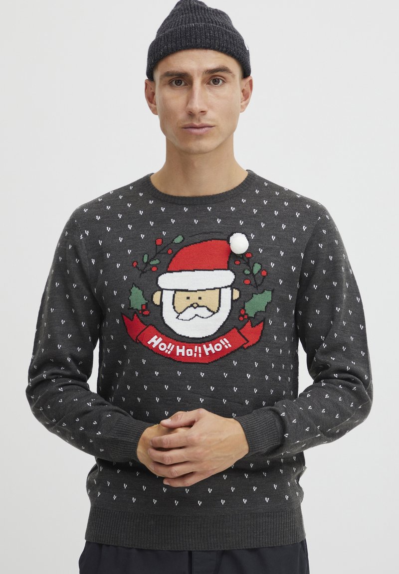 Pull en maille gris avec un graphisme de Santa, un chapeau rouge et le texte "Ho! Ho! Ho!". Présente des détails de motifs blancs et des poignets et un ourlet côtelés.