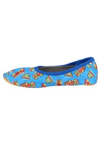 Ballet flats met een blauwe stof bovenkant die een kleurrijk patroon van speelgoed vrachtwagens en treinen heeft, ronde neus en een flexibele rubberen zool.