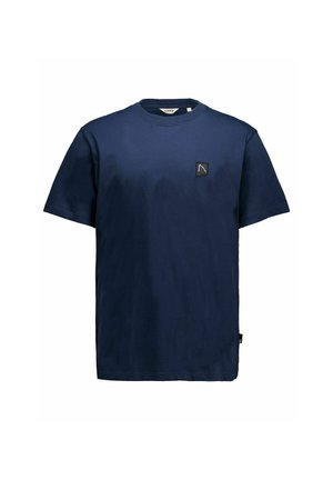 Granatowy t-shirt z krótkim rękawem i zaokrąglonym dekoltem, z małą czarną naszywką w kształcie kwadratu na lewej piersi.