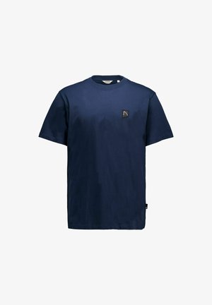 Granatowy t-shirt z krótkim rękawem i zaokrąglonym dekoltem, z małą czarną naszywką w kształcie kwadratu na lewej piersi.