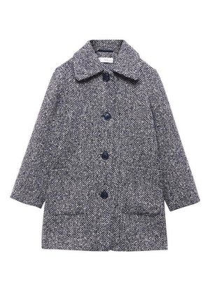 Manteau en laine texturée gris et blanc à simple boutonnage avec quatre boutons noirs et deux poches avant, avec un large col.