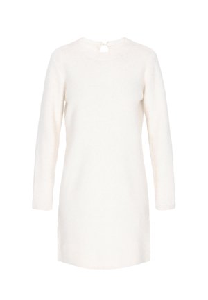 Strickkleid aus weichem weißem Stoff mit rundem Ausschnitt, langen Ärmeln und einem kleinen Verschlussdetail am Rücken.