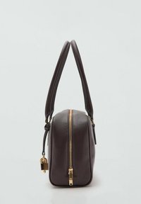 Hnedá kožená kabelka so zlatým zipsom na zatváranie, detailom bočného zámku a dvoma hladkými rukoväťami, s obdĺžnikovým tvarom a elegantným dizajnom.