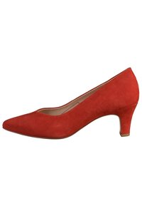 Chaussure à talon haut en daim rouge avec un bout pointu et un talon courbé de taille modeste. Texture lisse sans embellissements ou motifs visibles.