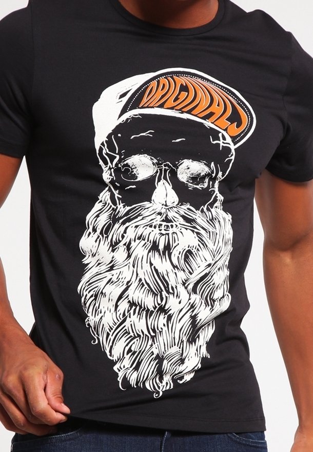 La camiseta negra presenta un gran gráfico blanco de una cara con barba y gafas de sol, con texturas detalladas en el cabello; "ORIGINAL" en naranja en una gorra.