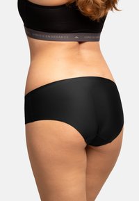 Černé hladké hipster kalhotky s vysokým střihem. Mají šedý elastický pás s nápisem "DANISH ENDURANCE".