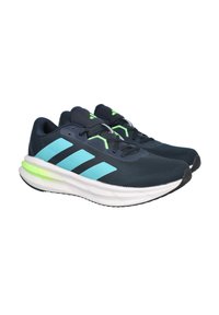 Zapatillas de deporte azul marino con una parte superior de malla transpirable, con rayas azul claro, acentos verdes y una suela blanca acolchada.