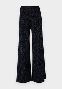 Wijdvallende broek van zachte stof, met een donkerblauwe achtergrond waarin verspreide lichtblauwe kneepjes zijn te zien en een gladde zwarte tailleband.