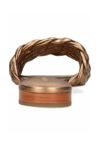 Sandal con strap intrecciato in bronzo, con suola piatta, caratterizzato da un accento in legno e una texture liscia sulla soletta per maggiore comfort.