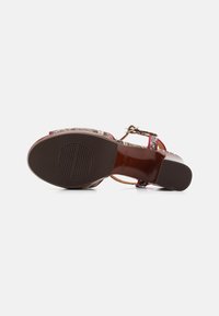 Chie Mihara Sandali z visoko peto - brown