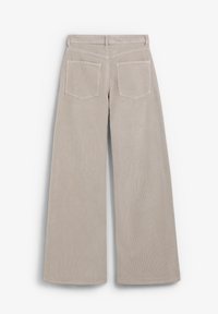 Beżowe, sztruksowe spodnie o szerokich nogawkach z wysokim stanem, dwiema tylnymi kieszeniami i miękkim, fakturowanym materiałem.