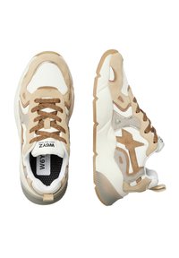 Sneaker beige e bianche realizzate in materiali scamosciati e in rete; presentano un motivo testurizzato, punta arrotondata, suola imbottita e lacci marroni.