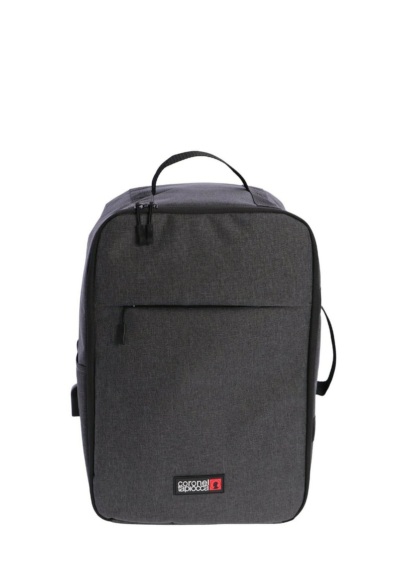 Mochila gris hecha de tela texturizada. Cuenta con una asa superior, un bolsillo con cremallera en la parte frontal y correas laterales. Etiqueta del logo en la parte inferior frontal.