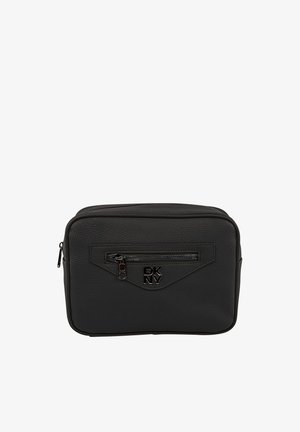 Bolso de cuero negro texturizado con un compartimento principal con cremallera y un bolsillo frontal; cuenta con un logo negro en la parte delantera.