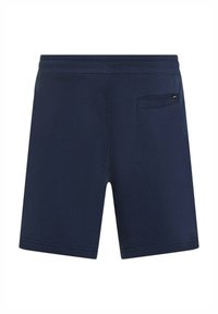 Shorts bleu marine en tissu doux avec une ceinture à cordon de serrage et une poche arrière dotée d'une étiquette de logo discrète. Texture lisse et longueur jusqu'aux genoux.