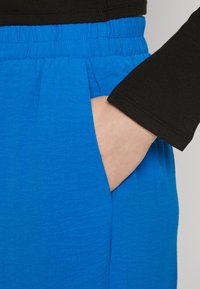 Vero Moda Tall VMALVA WIDE - Püksid - skydiver