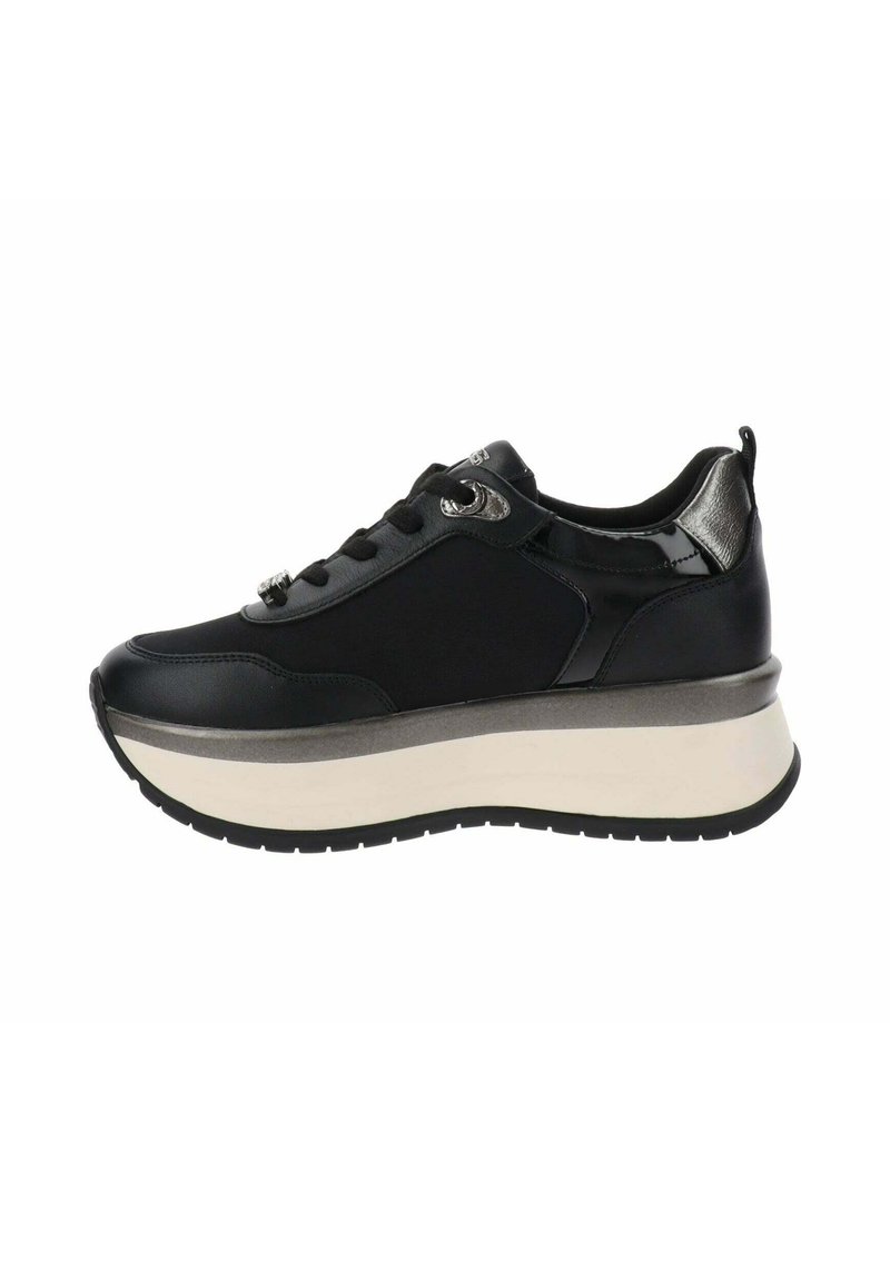 Basket noir avec des sections brillantes et une semelle plateforme distinctive. Présente un bout arrondi, un design à lacets et des accents métalliques.