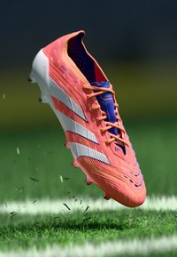 Botas de fútbol Predator, de color naranja brillante y azul, con parte superior texturizada, tres rayas blancas, diseño ligero, con un collar elevado y tacos.