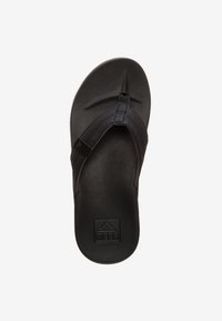 Tongs noires avec une semelle texturée, dotées d'une bride style thong et d'un logo sur la semelle, fabriquées en caoutchouc flexible.