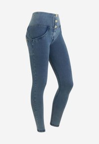 Leggings de mezclilla de cintura alta en un tono azul medio con tres botones dorados en la parte delantera, que cuentan con dos bolsillos laterales y una textura suave.