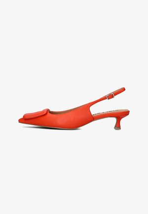 Chaussure slingback en cuir orange avec un bout rond, un pad décoratif sur le devant et un talon fin. Détail de surface texturé.