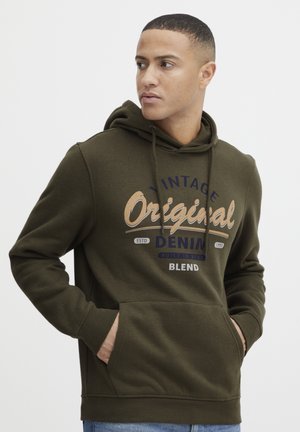 Sudadera verde oliva hecha de un tejido suave, con un bolsillo frontal tipo canguro, capucha con cordones y un logo impreso de estilo vintage en beige y azul.
