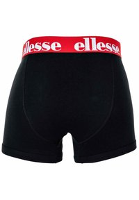 Boxer neri in cotone con elastico rosso in vita che presenta il nome del marchio "ellesse" in lettere bianche.