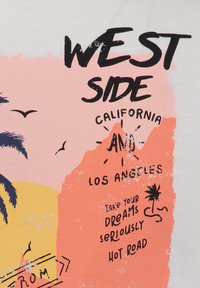 Lado Oeste de California y Los Ángeles con palmeras, pájaros, sol y la frase "Toma tus sueños en serio, camino caluroso" sobre un fondo colorido.