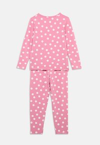 Ροζ βαμβακερό σετ πιτζάμας δύο τεμαχίων με μακριά μανίκια και σχέδιο με πουά. Η μπλούζα έχει στρογγυλή λαιμόκοψη και το παντελόνι είναι εφαρμοστό.