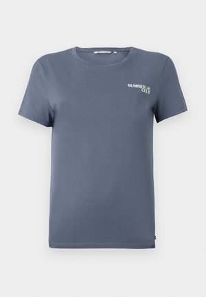 Mėlynas medvilninis marškinėliai su trumpomis rankovėmis, apvaliu kaklu ir mažą "VASAROS KLUBO" grafiką kairėje pusėje. Lygus paviršius, įprastas fasonas.